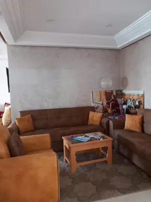a living room with a couch and a coffee table at Bel Appartement à Mansbay in Mansouria