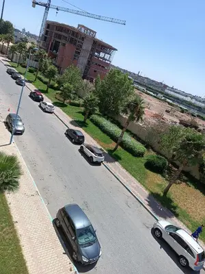 an overhead view of a street with cars parked on the road at Appartement avec piscine à Mohammedia Plage à 5min in Mohammedia