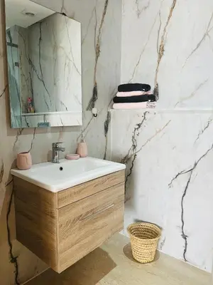 a bathroom with a sink and a mirror at Appartement en bord de mer in Pont Blondin