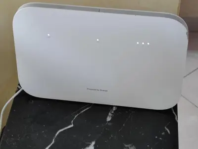 a white laptop computer sitting on top of a counter at Molto carino ben solare in Sidi Rahal