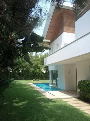 a house with a yard with a swimming pool at Belle Villa à Bouznika plage - Golf Bouzbay in Bouznika