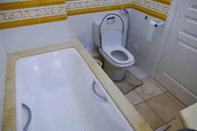 a small bathroom with a toilet and a tub at Villa luxueuse au centre du golf in Bouznika