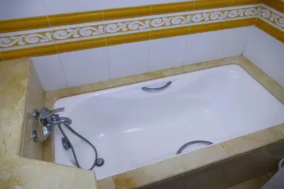 a bath tub with a shower in a bathroom at Villa luxueuse au centre du golf in Bouznika