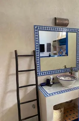 a bathroom with a mirror and a sink at Villa entière Dar Baida Plage David Bouznika in Bouznika