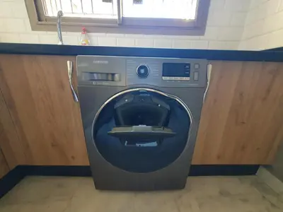a washing machine in a room with a counter at AeroSerenity in Nouaceur