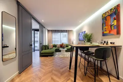 a living room with a table and a green couch at Cosy & So Stylish Appartement Au coeur de Casablanca Bd 2 Mars Derrière Kfc 2 Min à Pieds vers Mcdo in Casablanca