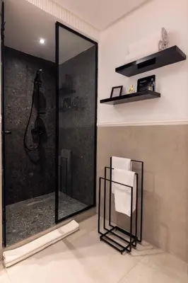 a bathroom with a shower with a glass door at Cosy & So Stylish Appartement Au coeur de Casablanca Bd 2 Mars Derrière Kfc 2 Min à Pieds vers Mcdo in Casablanca