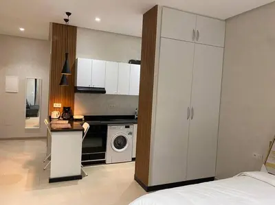 a room with a kitchen with a washing machine and a microwave at Studio à Prestigia HayRiad/Rabat in Rabat