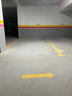 a yellow arrow on the floor of an empty parking garage at Élégance en 40 mètres Nouaceur in Nouaceur