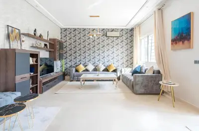 a living room with a couch and a table at Spacieux appartement 80 m² - Centre de Casablanca in Casablanca