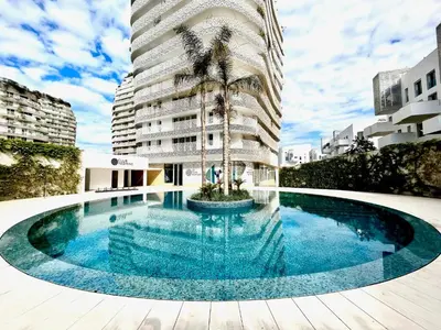 a large swimming pool in front of a tall building at Anfa Finance City CFC! Magnifique Apt Tours Végétales, grande terrasse, piscine, parking in Casablanca