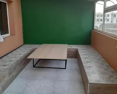 a wooden table in a room with a green wall at Appartement joelle in Casablanca