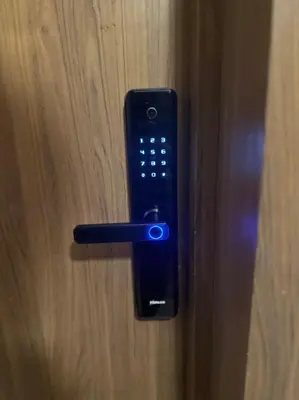 a remote control on a door with a blue light at Luxueux studio, vue dégagée in Casablanca