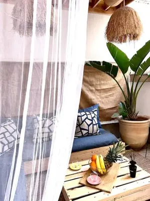 a balcony with a table with fruit on it at Appartametno moderno centro di casa in Casablanca