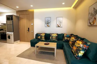 a living room with a green couch and a table at Anfa Flores in Casablanca
