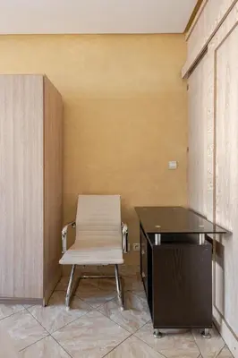 a desk and a white chair in a room at Appartement Cosy Agdal Centre Rabat in Rabat