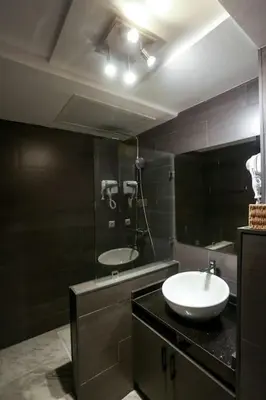 a bathroom with a sink and a mirror at Résidence Windsor in Casablanca
