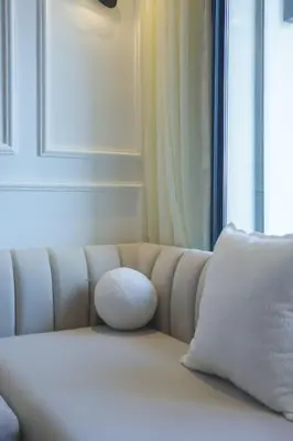 a white couch with a pillow and a window at Résidence Palm - Palmiers in Casablanca