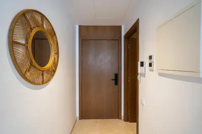 a hallway with a door and a mirror on the wall at Résidence Citadelle - Gauthier in Casablanca