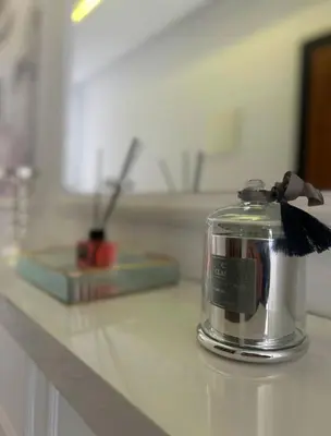 a glass jar with a black feather sticking out of it at Charmant appartement 2 chambres à Casablanca, à 10 min de la plage in Casablanca