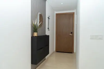 a hallway with a door and a dresser with a mirror at Appartement spacieux au cœur du Parc Proche plage Entre Casa et Rabat in Mohammedia