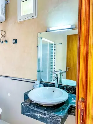 a bathroom with a sink and a large mirror at Premium Appartement vue panoramique mer et piscine in Casablanca
