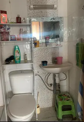 a bathroom with a toilet and a sink at Adorable Apartamento a 8 Min del Aeropuerto de Casablanca,WiFi Ultra Rapido y Parking Gratis in Derroua