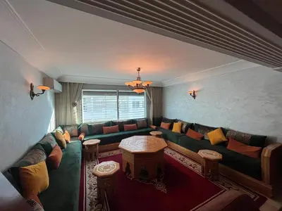 a living room with a couch and a table at Elégance et confort au coeur de Casablanca in Casablanca