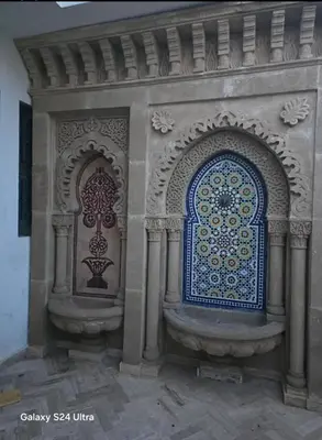 a building with a blue door and a window at Villa de vacances à Hay Riad in Rabat