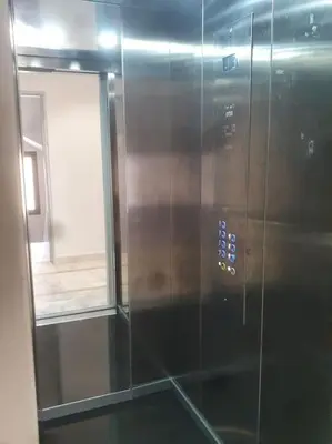a glass shower door in a room with a window at Superhote in Nouaceur