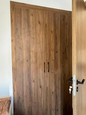 a large wooden door in a room with at Studio meublé neuf Maarif au centre de Casablanca 3 minutes de stade Mohamed V in Casablanca