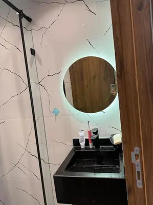 a bathroom with a mirror and a black sink at Studio meublé neuf Maarif au centre de Casablanca 3 minutes de stade Mohamed V in Casablanca
