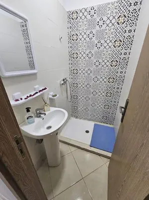 a bathroom with a sink and a shower at Appartement charmant à 5 min de la plage in Skhirat