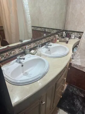 a bathroom with two sinks and a large mirror at Charmant appartement in Casablanca