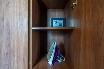 a computer monitor on a shelf in a room at Superbe appartement à Casablanca in Casablanca