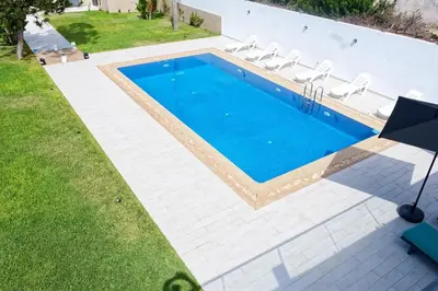 an overhead view of a swimming pool in a yard at Villa Luxe Dar Bouazza - Piscine Privée - Fibre 100Mb - 3 min Plage in Casablanca
