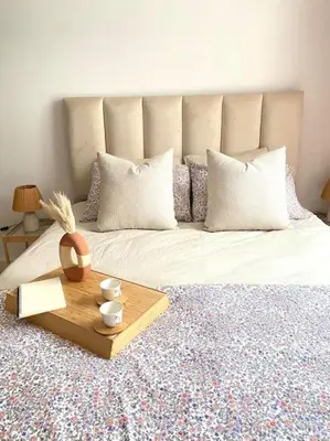 a bed with a wooden tray with two mugs on it at Zafiro - L'appartement de vos rêves - Casablanca in Casablanca