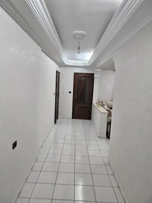 a hallway with a door and a tiled floor at Appartement ensoleillé de 100 m2 à Mohammedia à 10 mn de la mer in Mohammedia