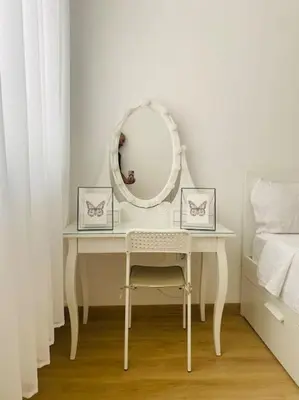 a white dressing table with a mirror and a bed at Studio cosy in Nouaceur