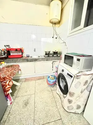 a washing machine in a kitchen with a microwave at Chambre Privée en plein centre de Rabat Agdal in Rabat