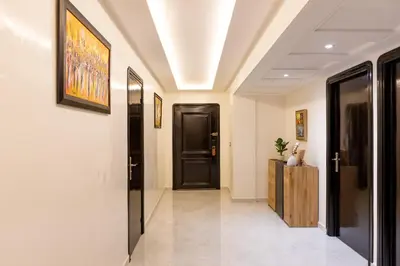 a hallway with a black door and a ceiling at Joli appartement 2 chambres in Casablanca