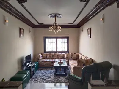 a living room with a couch and a table at Happy House in Océan