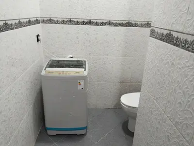 a bathroom with a trash can next to a toilet at Happy House in Océan