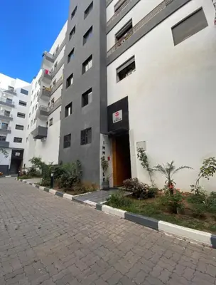 an empty street in front of a building at Studio charme à prix doux in Casablanca
