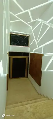 a room with a white ceiling and a door at La résidence de Palais in Bouskoura