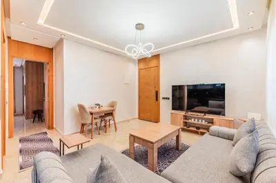 a living room with a couch and a tv at Casablanca Centre Confort Luxe Emplacement idéal in Maarif