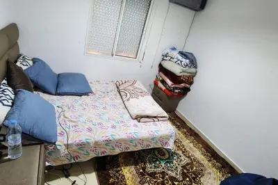 a small room with a bed and a window at Appartement à Louer à Casablanca in Casablanca