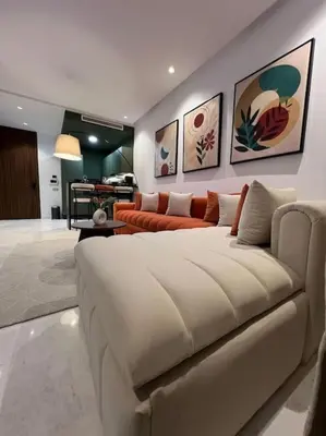 a living room with a large white couch and a living room at Luxury Residence So Stylish & Bright Appartement Hotel Au Coeur de Casablanca prés de Carrefour et 3 Min de La Gare Ferroviere Oasis in Casablanca