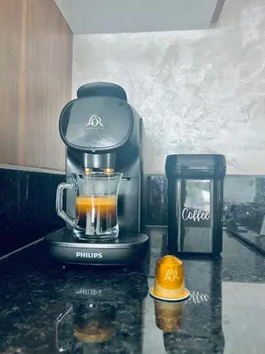 a blender sitting on a counter with a drink at Appartement Dahlia - Haut Standing - Mohammedia Natura Living in Mohammedia