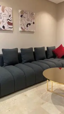 a living room with a blue couch and a table at Studio cosy à Maârif, Palmiers in Maarif